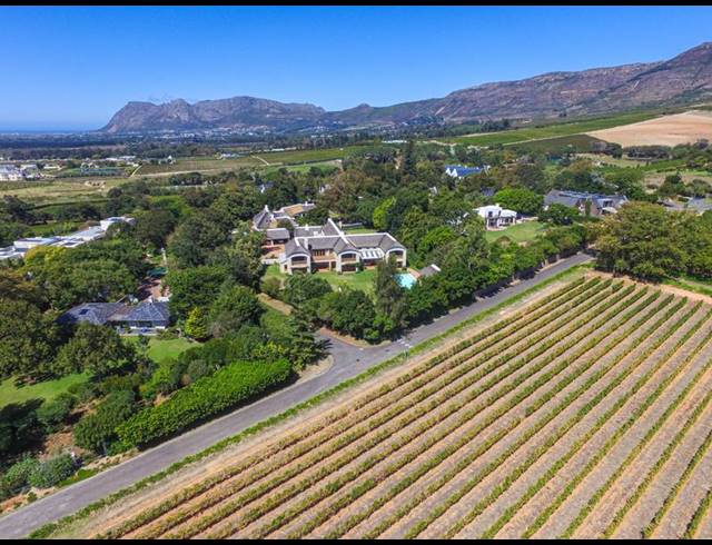 9 BEDROOM HOUSE FOR SALE IN CONSTANTIA